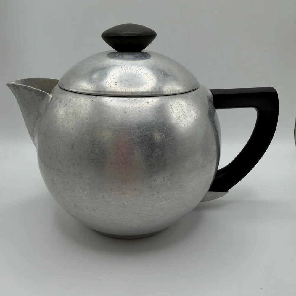 Vintage Mirro Aluminum Teapot Round Silver Tone Tea Pot 1-1/2 qt. USA MCM
